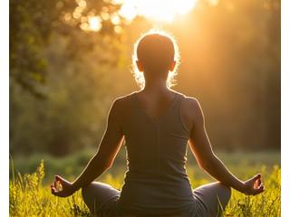 Srećna žena srednjih godina koja se bavi jogom na otvorenom, sa fokusom na unutrašnji mir